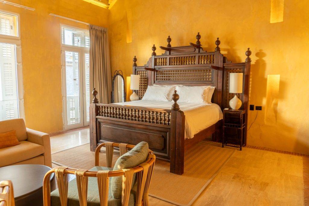 Suite exclusiva en Casa Carolina Hotel Cartagena, con vistas a la Iglesia Catedral y lujo colonial. Exclusive suite at Casa Carolina Hotel Cartagena, with views of the Cathedral Church and colonial luxury.